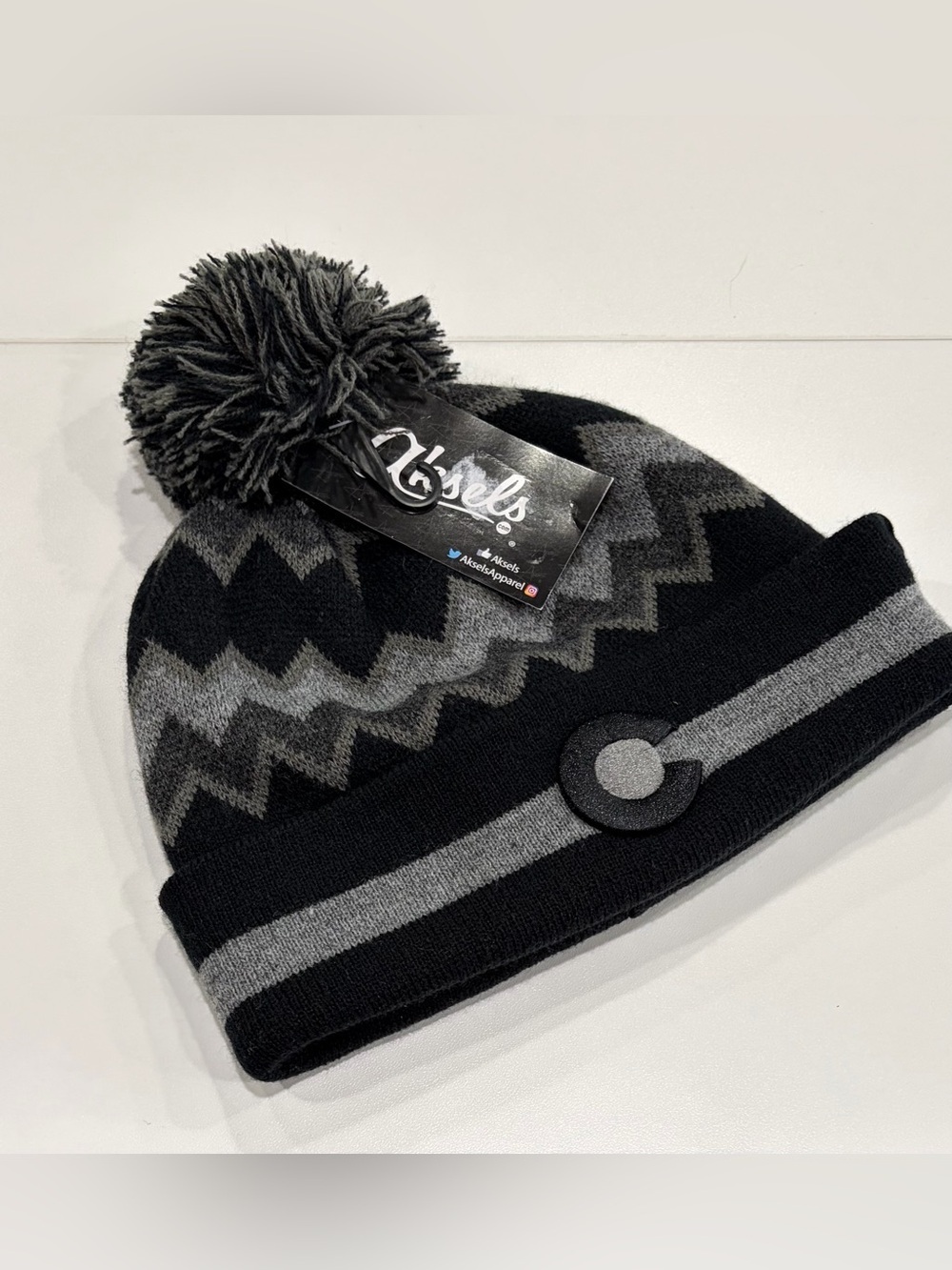 Aksels Adult Colorado Zig Zag Beanie Hat Black Grey Ski Snowboard Snow NWT